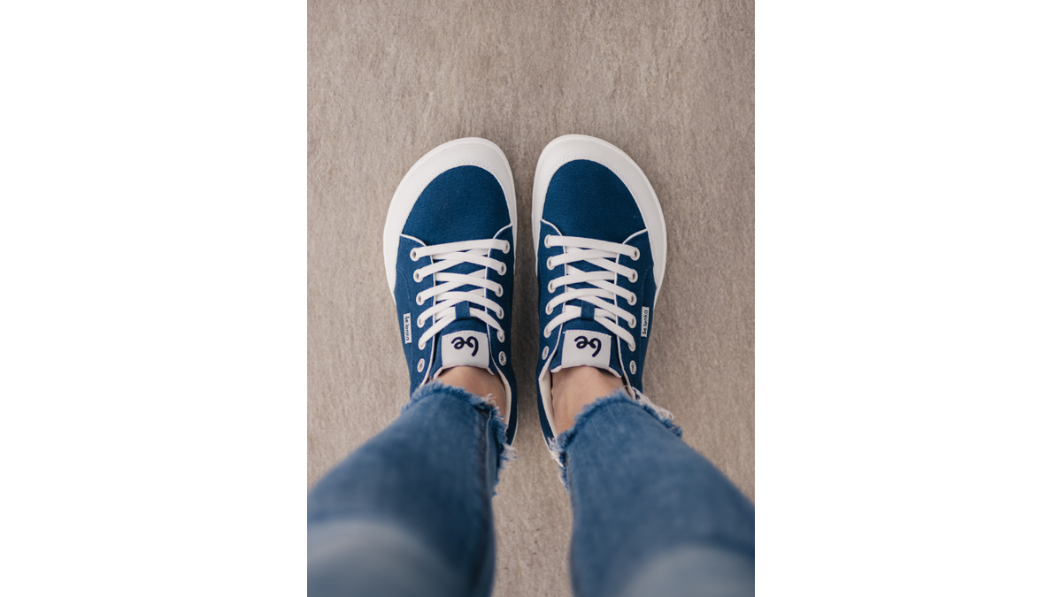 Barfußsneaker, Detailansicht. Getragene Schuhe am Fuß, Draufsicht auf Zehenbereich.
