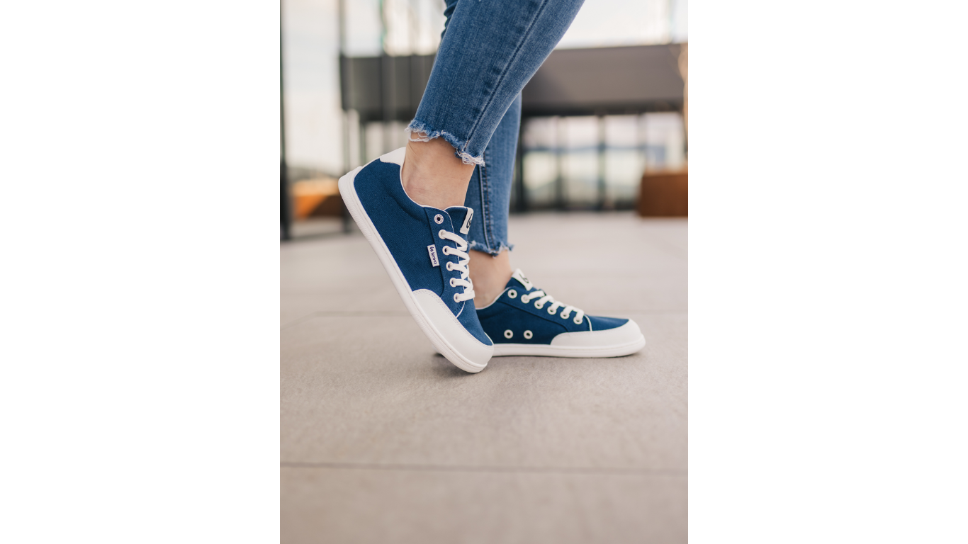 Barfußsneaker, Detailansicht. Getragener Schuh beim Abrollen, Seitenansicht außen.