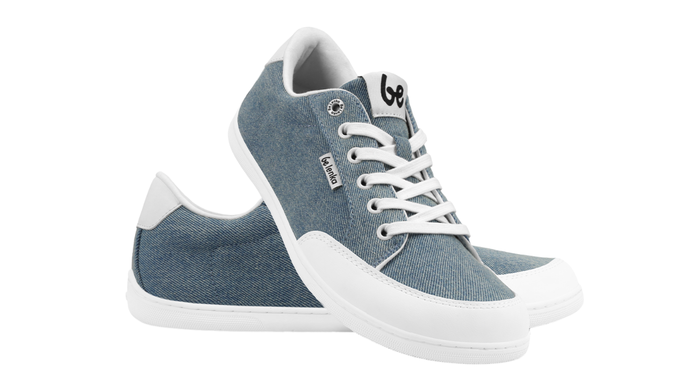 Barfußsneaker, schräge Vorderansicht. Paaransicht mit Schnürung, breiter Zehenbox und flacher Sohle.