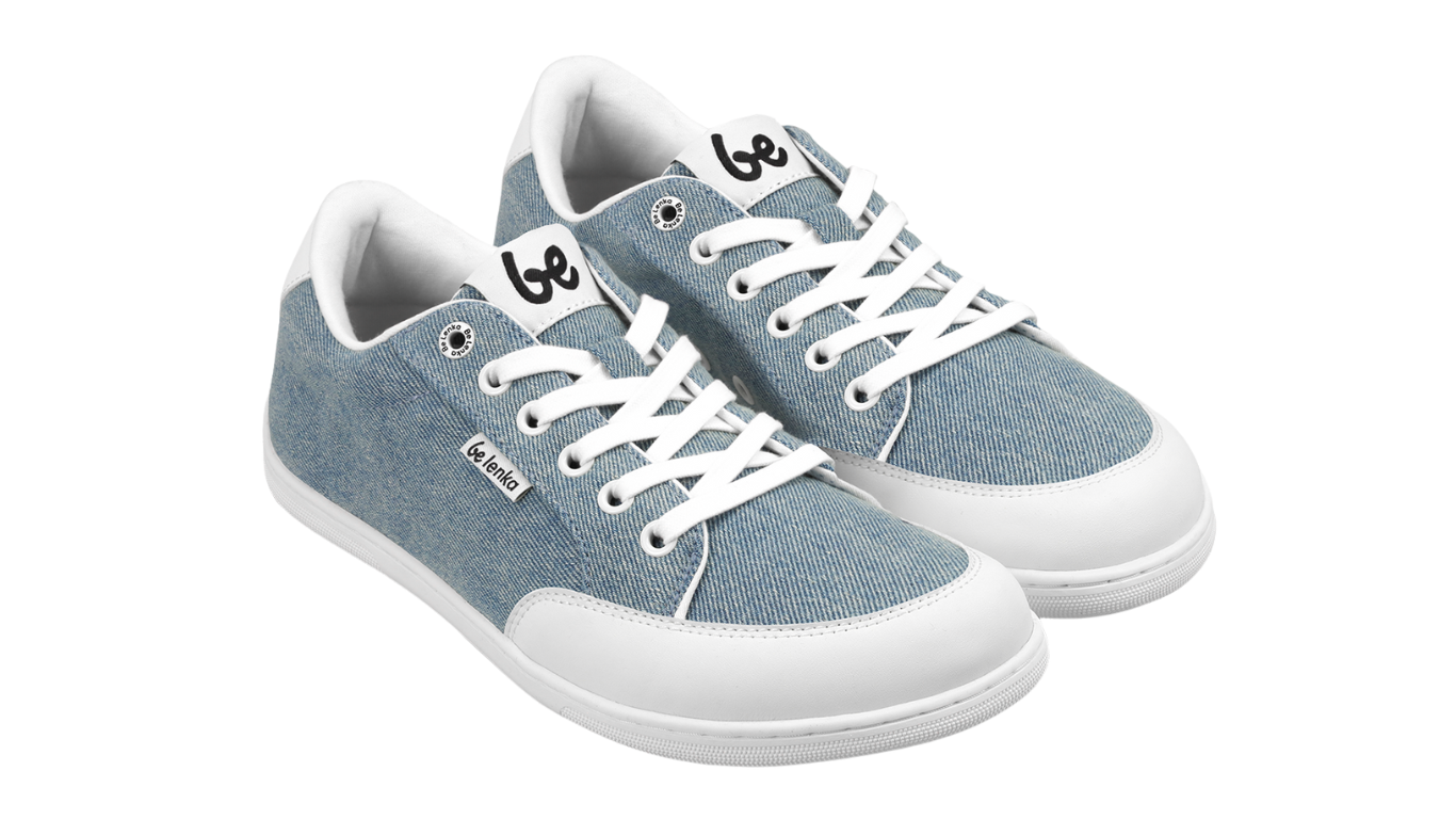 Barfußsneaker, schräge Vorderansicht. Paaransicht mit geschlossener Zehenbox und flacher Sohle.