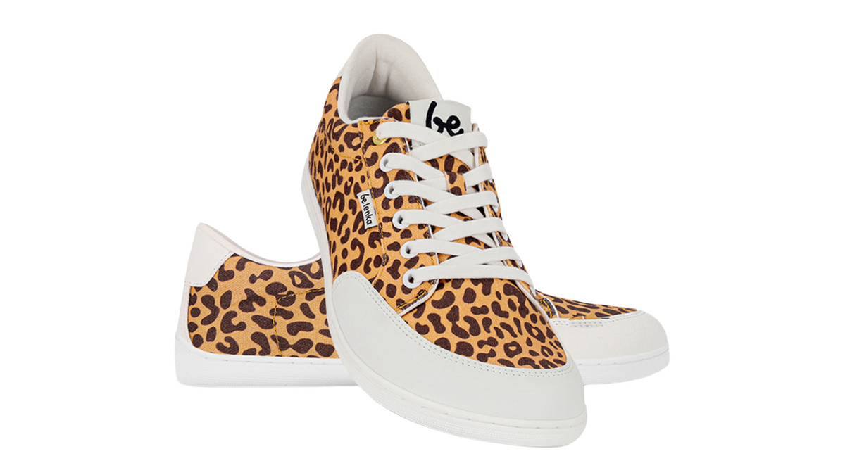 Barfußsneaker, schräge Vorderansicht. Paaransicht mit Schnürung, breiter Zehenbox und flacher Sohle.