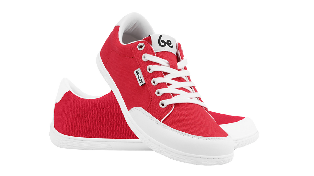 Barfußsneaker, schräge Vorderansicht. Paaransicht mit Schnürung, breiter Zehenbox und flacher Sohle.