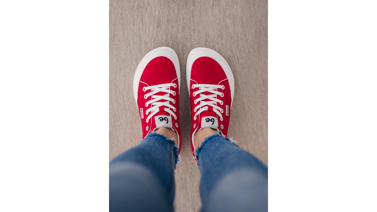 Barfußsneaker, Detailansicht. Getragene Schuhe am Fuß, Draufsicht auf Zehenbereich.