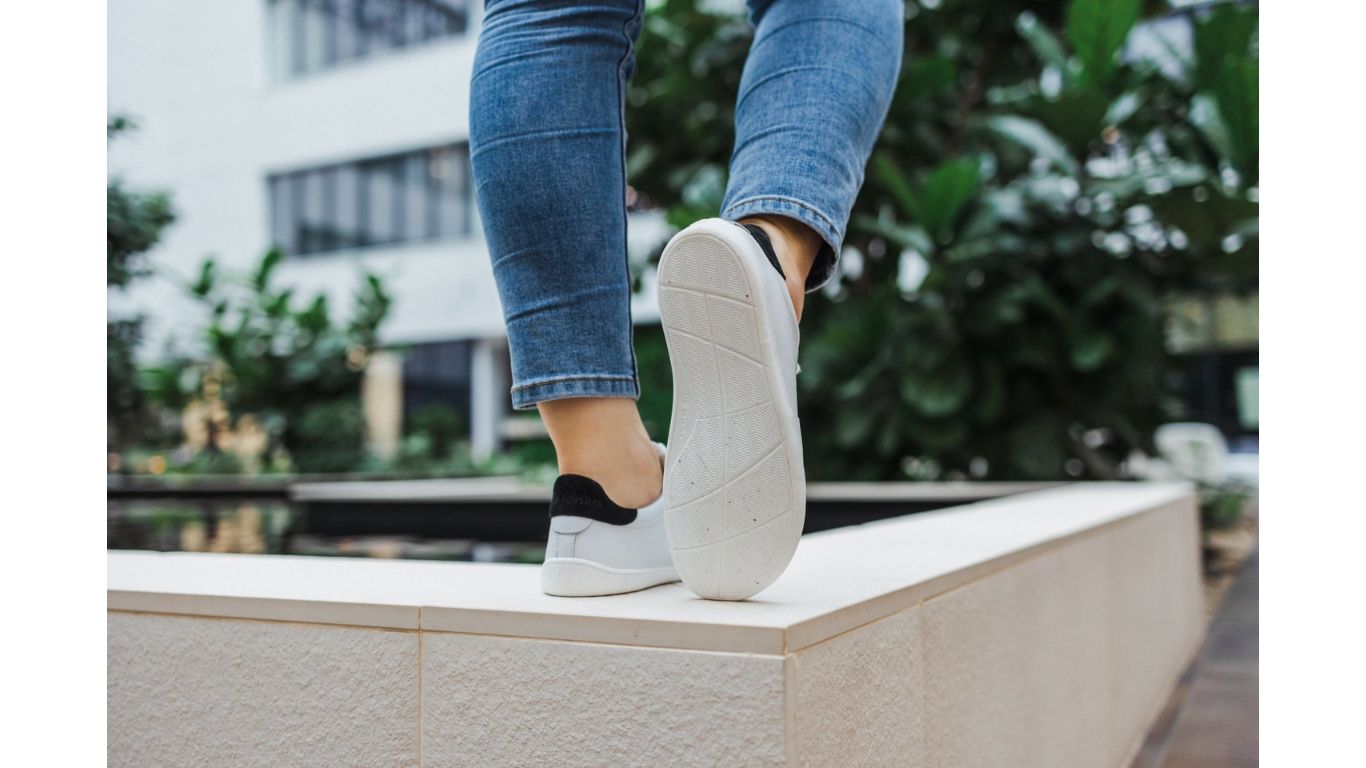 Barfußschuh Sneaker getragen beim Gehen mit flexibler Sohle, Ansicht von unten.