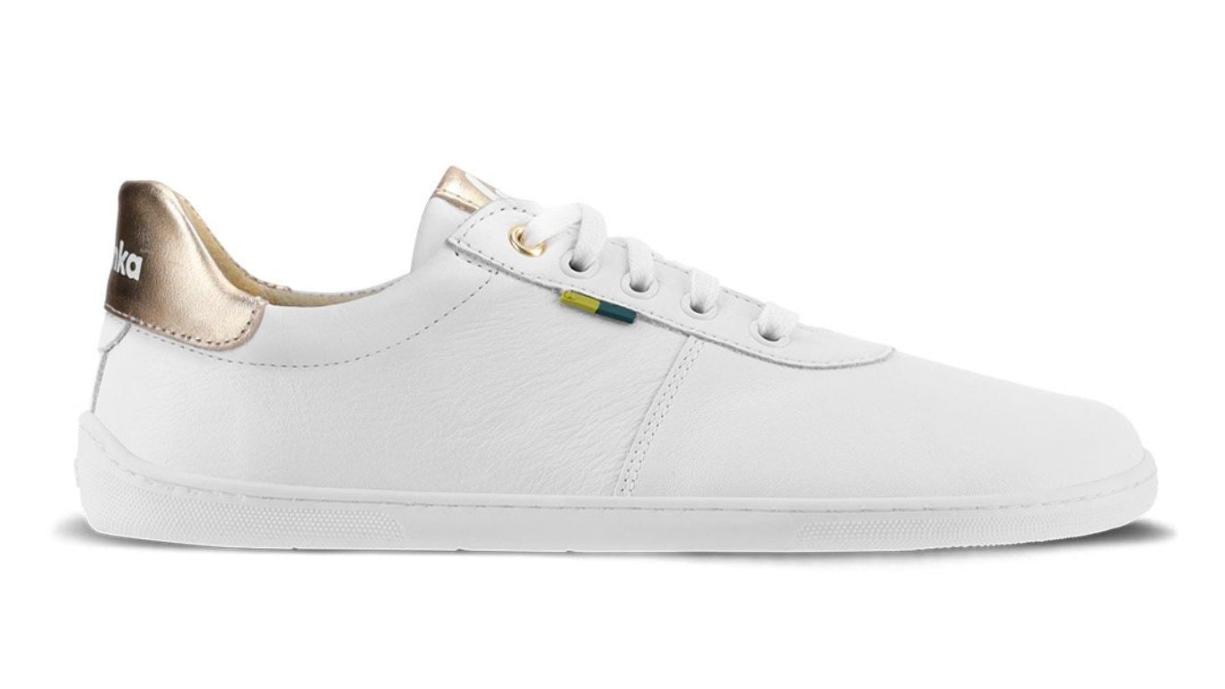 Barfußschuh Sneaker mit breiter Zehenbox, Schnürung und flacher flexibler Sohle, Seitenansicht außen.