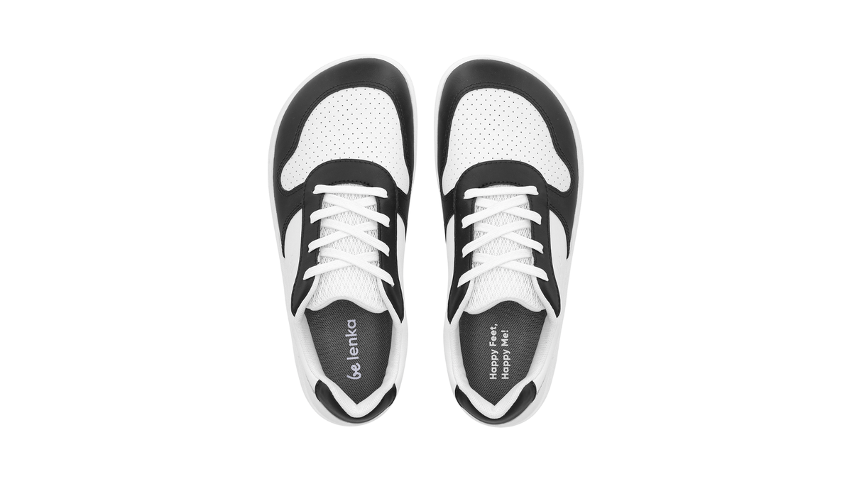Barfußsneaker mit Schnürung, geschlossener Zehenpartie und perforierten Einsätzen, Draufsicht als Paar