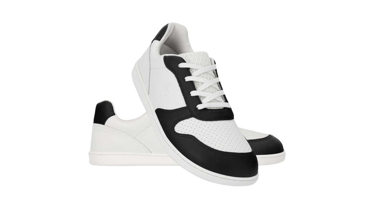 Barfußsneaker mit Schnürung, geschlossener Zehenpartie und perforierten Einsätzen, Seitenansicht und schräge Vorderansicht als Paar