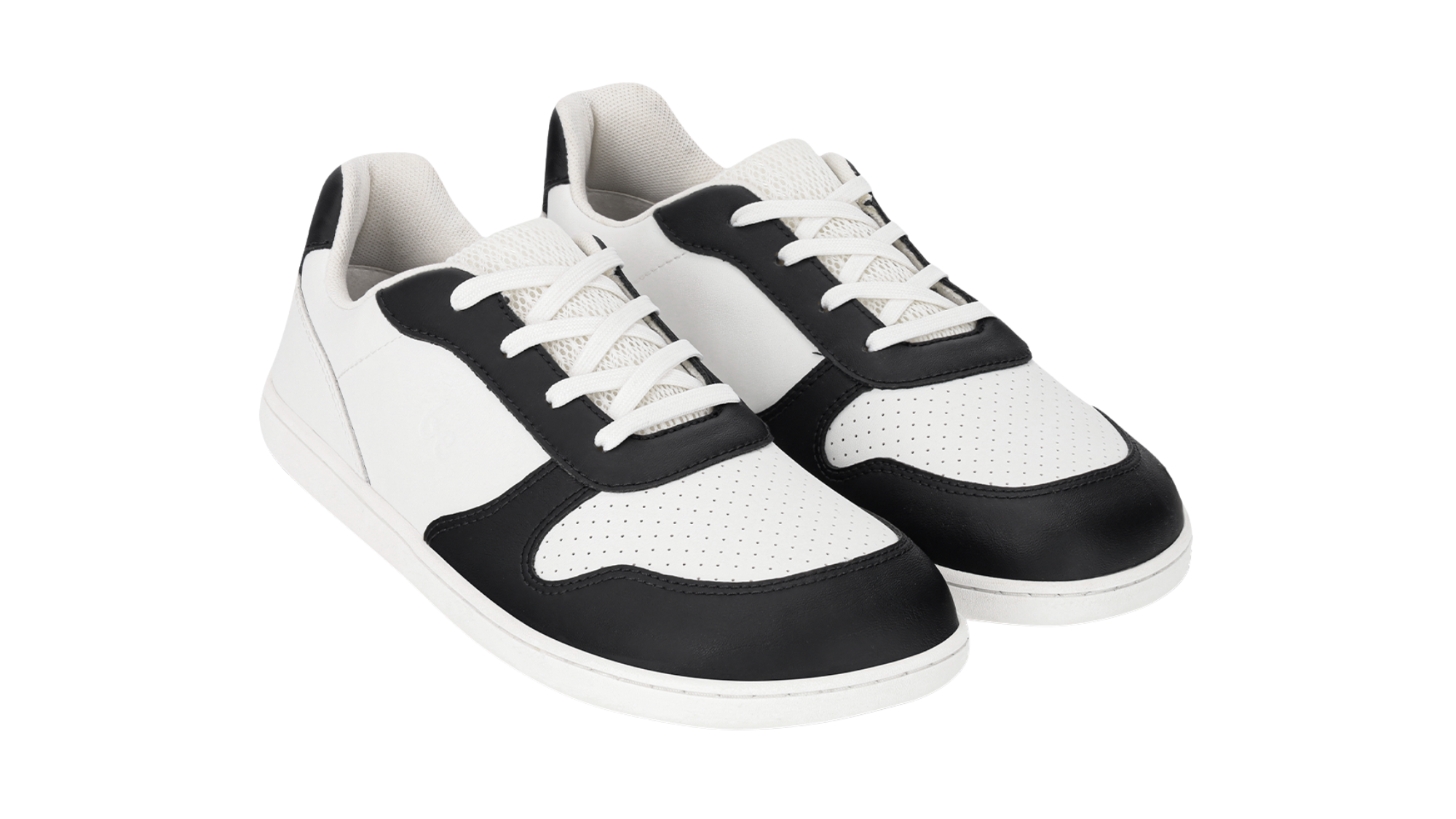 Barfußsneaker mit Schnürung, geschlossener Zehenpartie und perforierten Einsätzen, schräge Vorderansicht als Paar