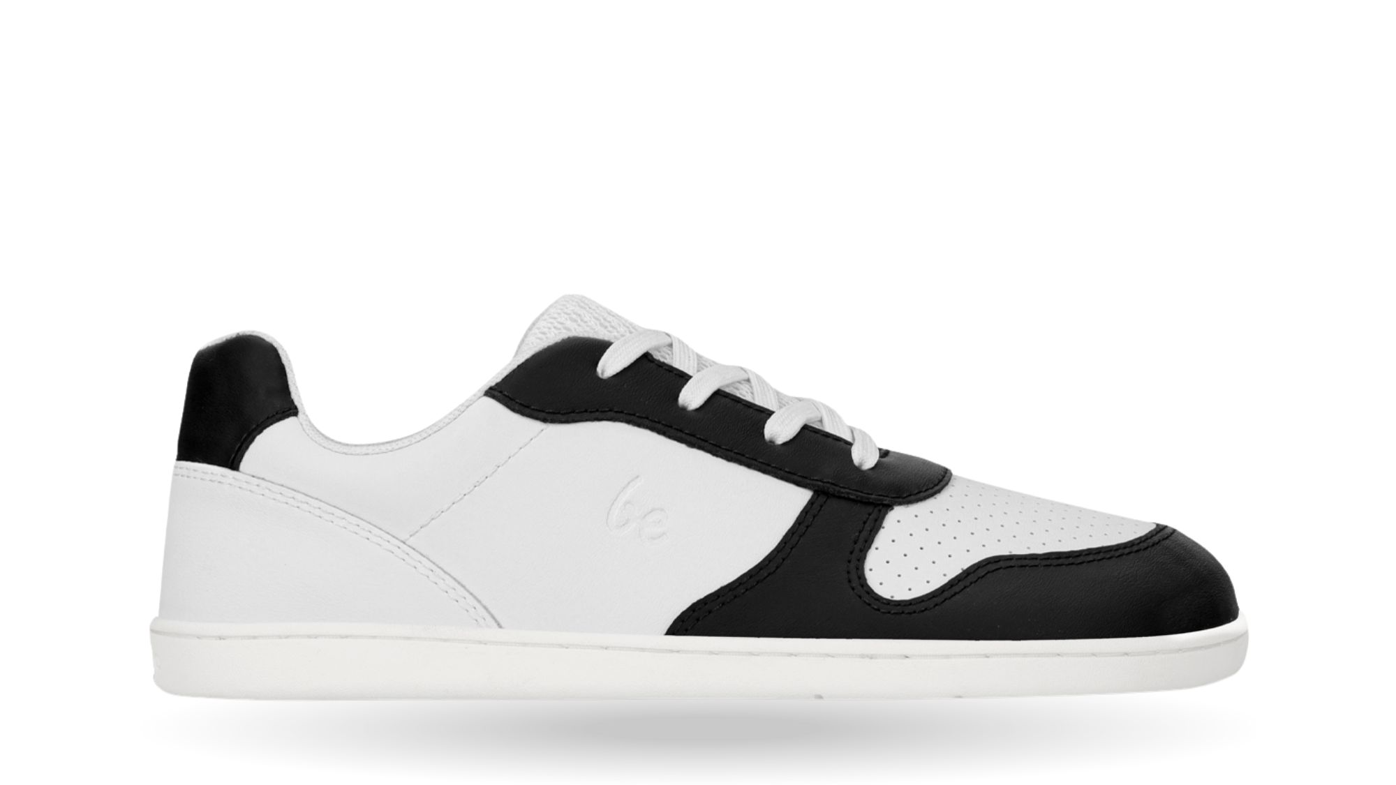 Barfußsneaker mit Schnürung, geschlossener Zehenpartie und perforierten Einsätzen in Seitenansicht außen