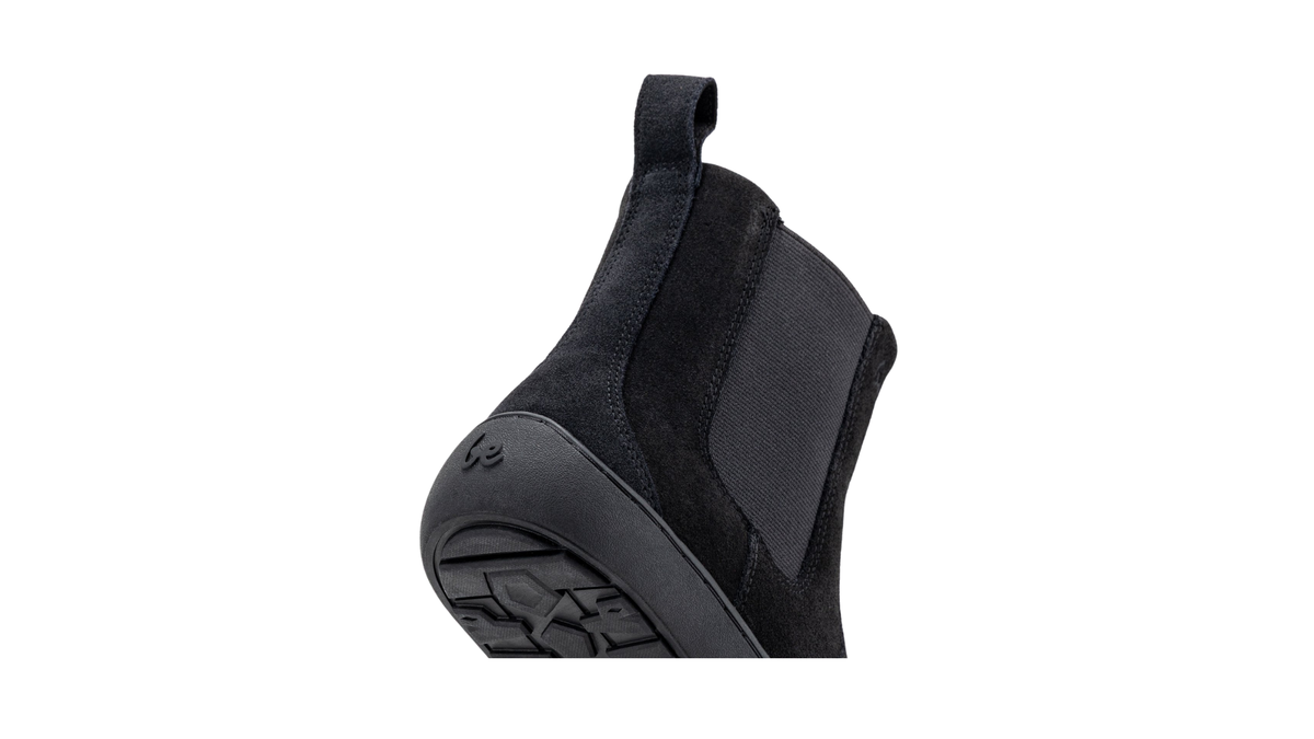 Gefütterter Chelsea-Barfußstiefel für Damen mit Elastikeinsatz, Zugschlaufe und profilierter Sohle, schräge Rückansicht