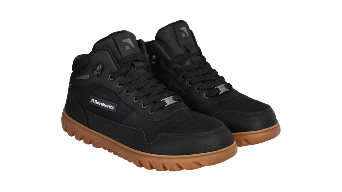 Paar Winter-Barfußschuhe für Erwachsene mit Schnürung, knöchelhohem Schaft und stark profilierter Sohle, schräge Vorderansicht