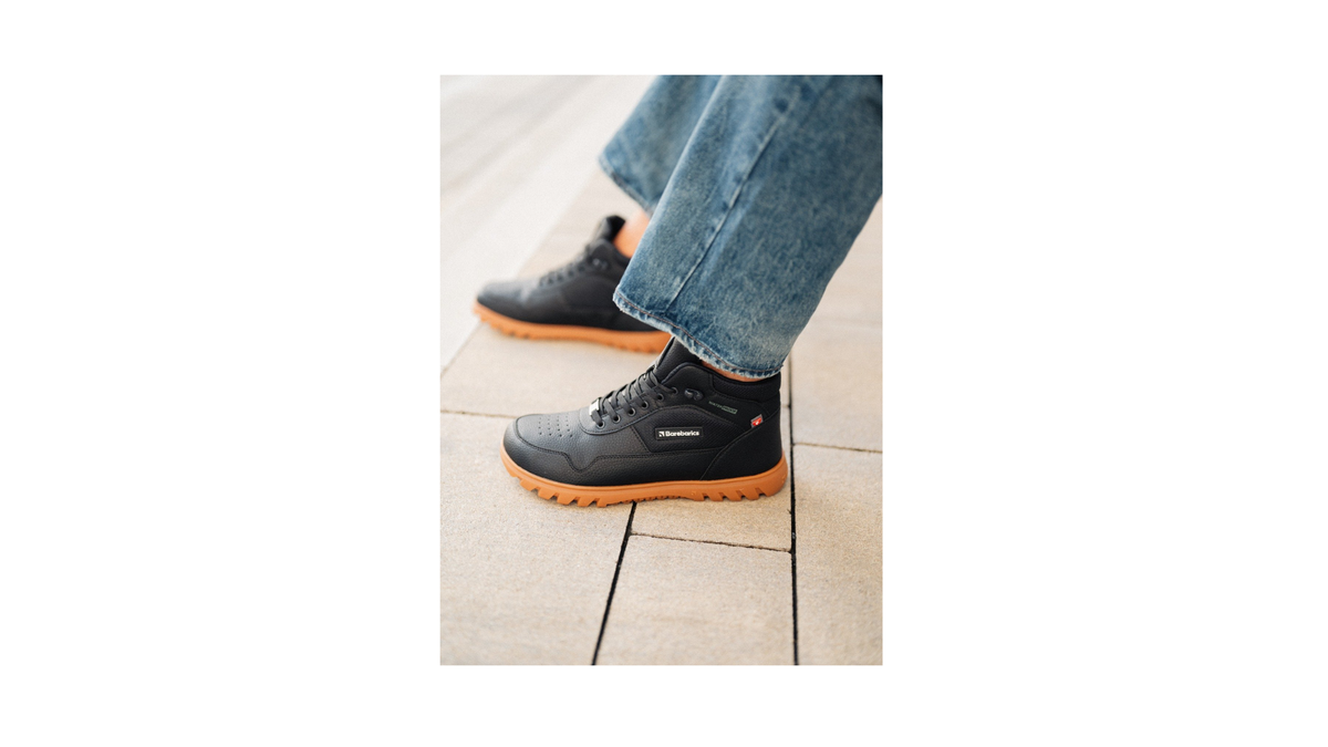 Winter-Barfußschuhe für Erwachsene mit Schnürung, gepolstertem Schaft und profilierter Sohle, am Fuß getragen, Seitenansicht außen