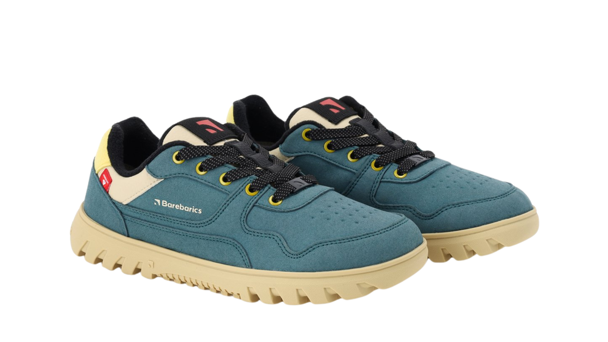 Paar gefütterte Unisex-Barfußsneaker mit Schnürung, breiter Zehenbox und profilierter Sohle, schräge Vorderansicht