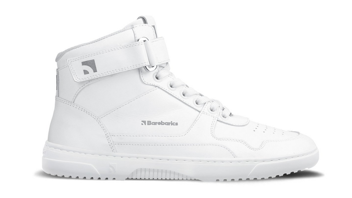 Barfußschuh für Erwachsene mit breiter Zehenbox, geschlossenem Zehenbereich, geschlossener Ferse, Schnürung, zusätzlichem Riemen am Schaft, flexible Sohle, Seitenansicht außen.