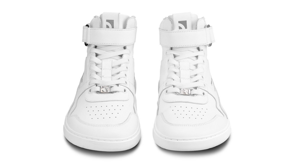 Barfußschuh für Erwachsene als Paar mit breiter Zehenbox, geschlossenem Zehenbereich, geschlossener Ferse, Schnürung, Riemen am Schaft, flexible Sohle, Vorderansicht.