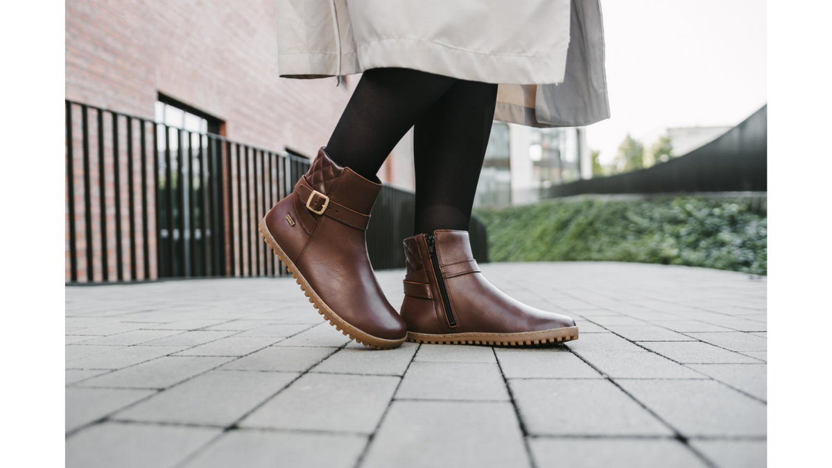 Barfußwinterschuh für Erwachsene, getragene Ansicht im Alltag auf festem Untergrund.