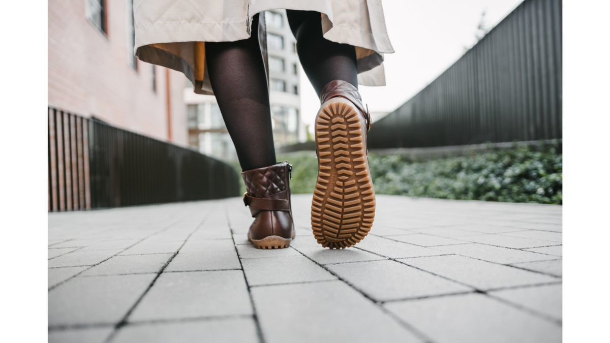 Barfußwinterschuh für Erwachsene, Detailansicht der Laufsohle beim Gehen.