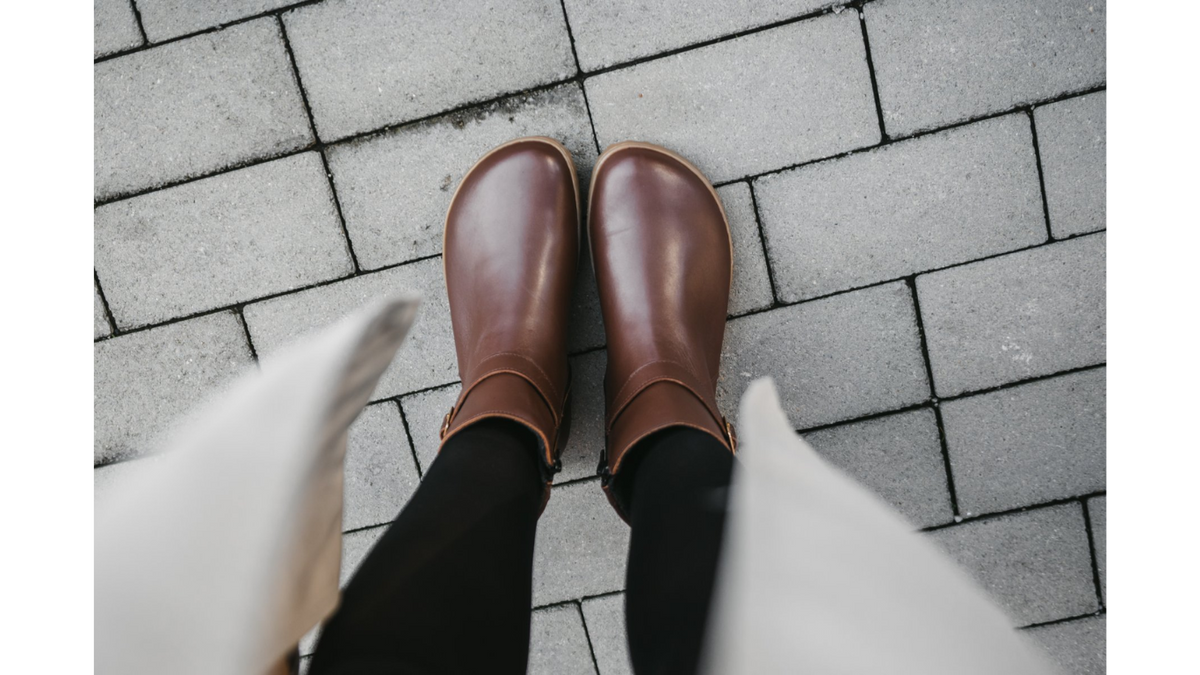 Barfußwinterschuh für Erwachsene, getragene Draufsicht im Stand.