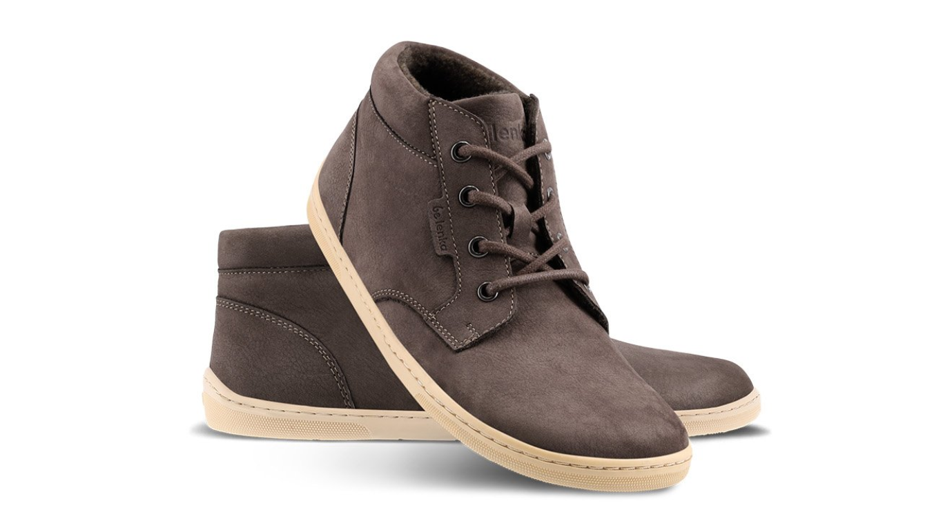Knöchelhoher Barfußschuh getragen im Stand, geschlossene Zehenbox, Seitenansicht außen.