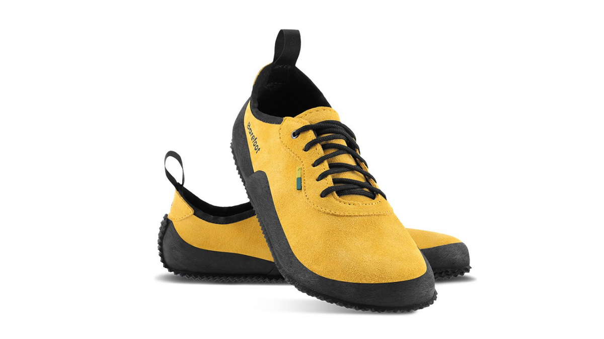 Barfußschuh für Erwachsene als Paar mit Schnürung, schräge Vorderansicht.