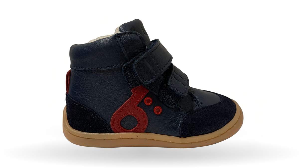 Halbhoher Kinder-Barfußschuh mit breiter Zehenbox, zwei Klettverschlüssen und geschlossenen Zehen, Seitenansicht außen
