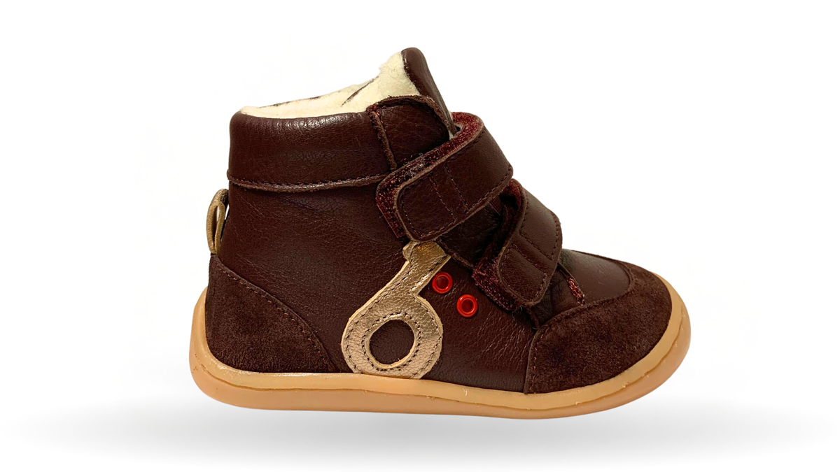 Gefütterter Kinder-Barfußschuh mit zwei Klettverschlüssen, seitlichem Zierelement und flexibler Sohle, Außenansicht