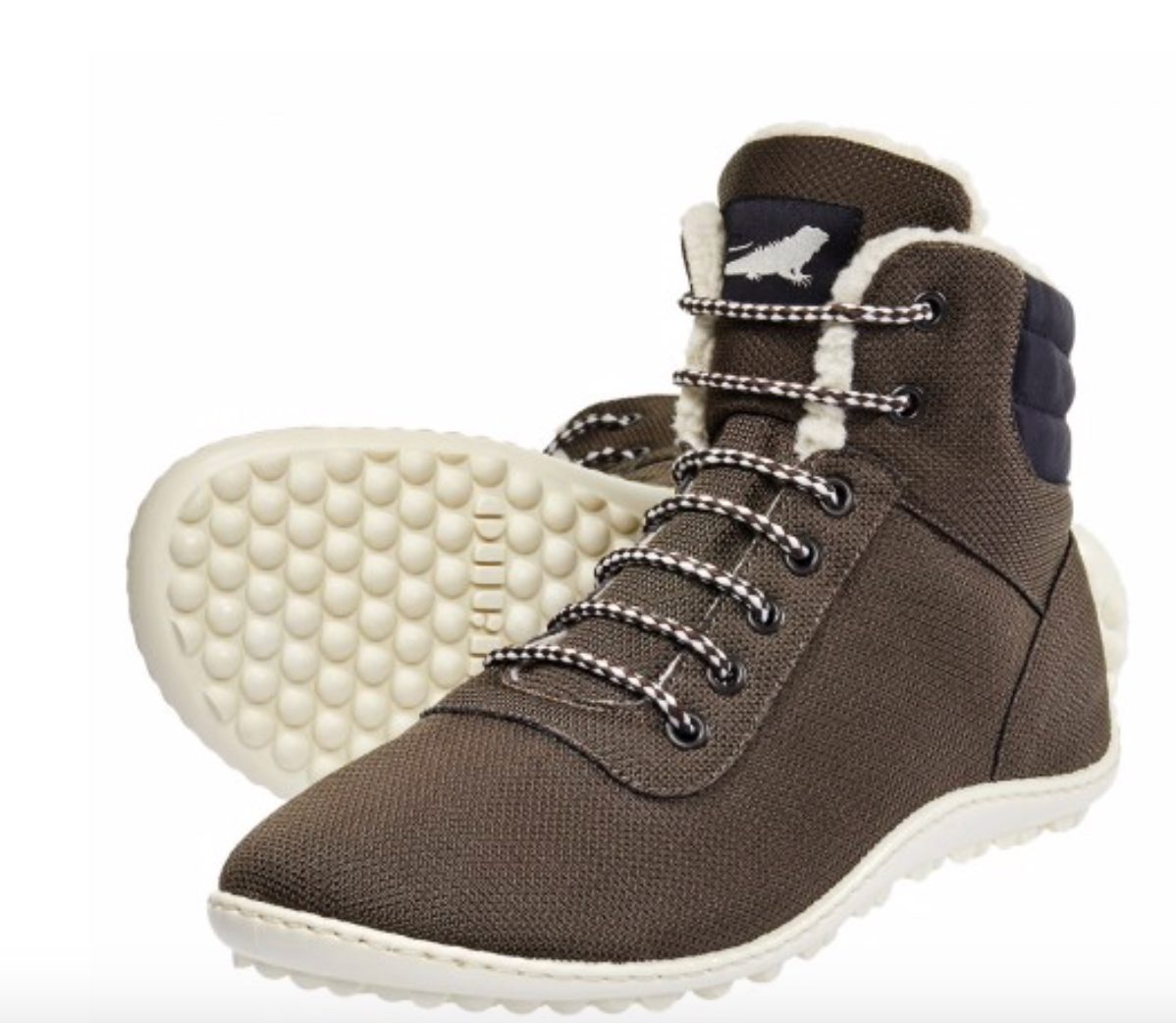 Barfußwinterstiefel mit Schnürsenkeln, geschlossener Zehenbox und geschlossenem Fersenbereich, hoher Schaft, flexible profilierte Sohle, schräge Vorderansicht als Paar