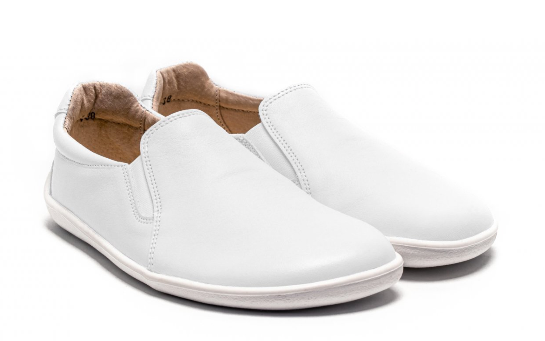 Barfußschuh als Paar, Schlupfschuh ohne Verschluss, breite Zehenbox, geschlossener Zehenbereich, geschlossener Fersenbereich, schräge Vorderansicht