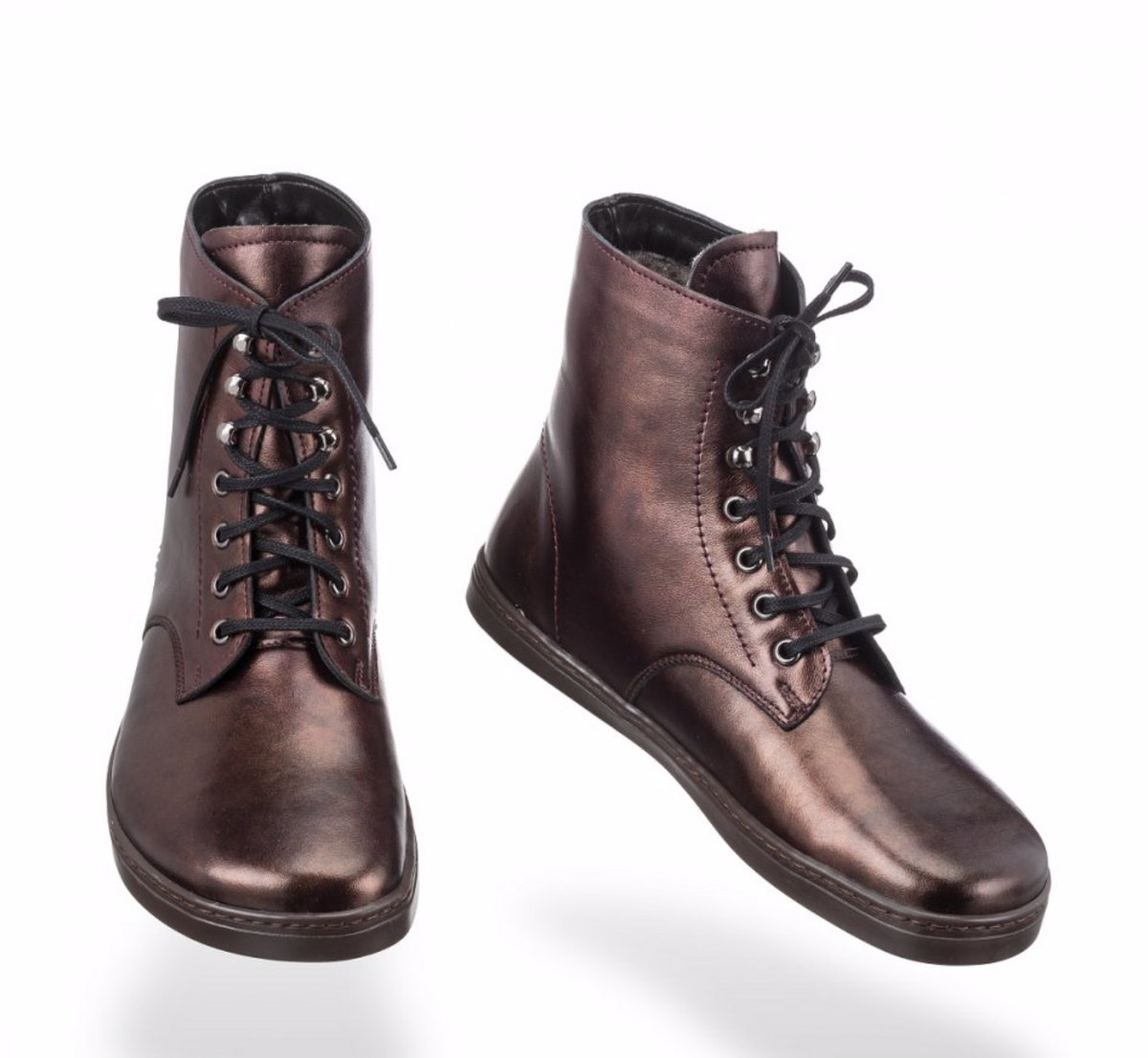Barfußstiefel mit Schnürverschluss, breiter Zehenbox und flacher Sohle, geschlossener Fersenbereich, schräge Vorderansicht