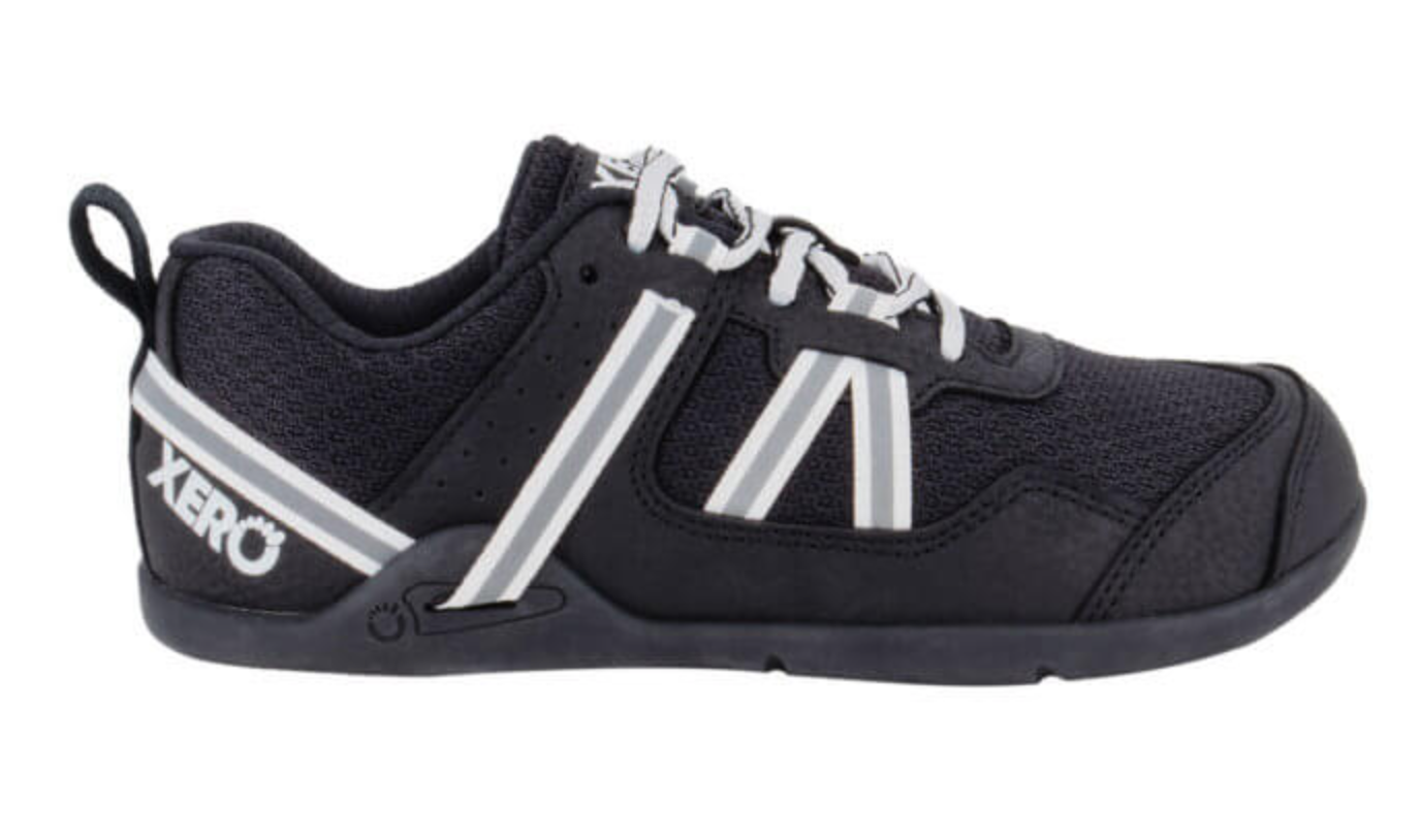 Barfußturnschuh für Kinder als einzelner Schuh, breite Zehenbox, geschlossene Zehen, geschlossener Fersenbereich, Schnürung, Seitenansicht außen.