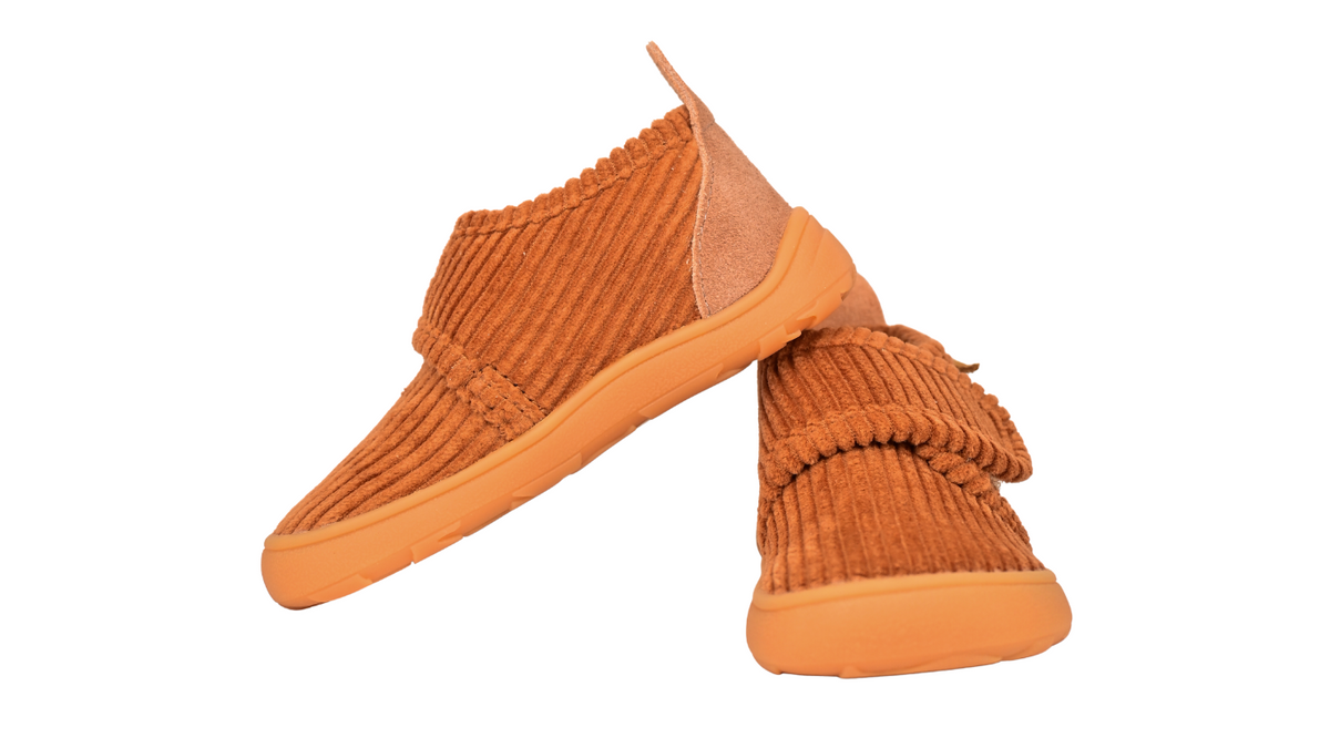 Barfußschuhhausschuh mit breiter Zehenbox, geschlossene Zehen, geschlossene Ferse, Draufsicht.