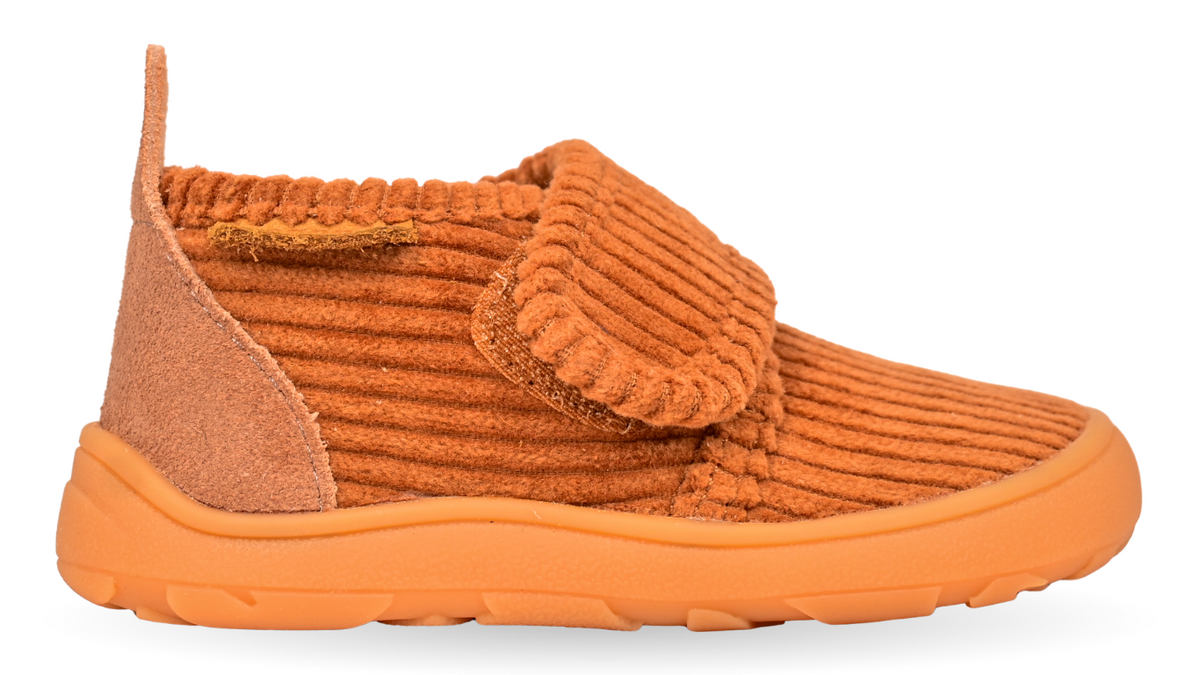 Barfußschuhhausschuh mit breiter Zehenbox, flexibler Sohle, Klettverschluss, geschlossene Zehen, geschlossene Ferse, Draufsicht als Paar.