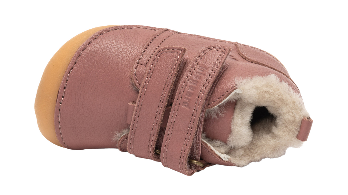 Lauflernschuh Barfußschuh mit Klettverschluss und geschlossener Ferse, Draufsicht in den Schaft.