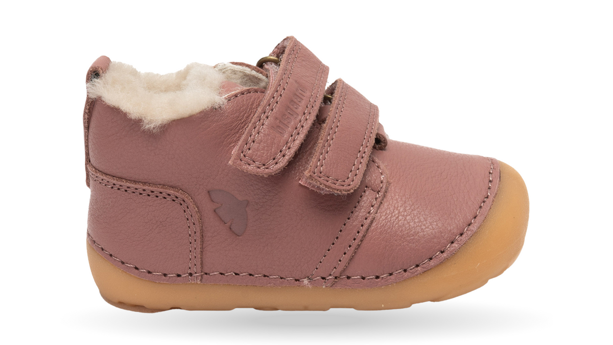 Lauflernschuh Barfußschuh mit breiter Zehenbox, Klettverschluss und geschlossener Ferse, Seitenansicht außen.