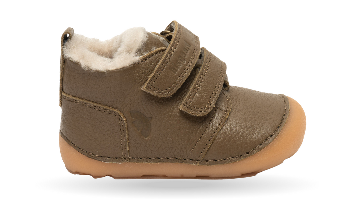 Lauflernschuh Barfußschuh mit breiter Zehenbox, Klettverschluss, geschlossenen Zehen und geschlossener Ferse, Seitenansicht außen.