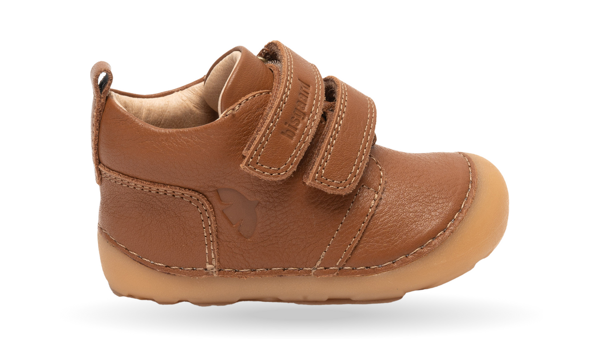 Lauflernschuh Barfußschuh mit breiter Zehenbox, zwei Klettverschlüssen, geschlossenen Zehen und geschlossener Ferse, Seitenansicht außen.