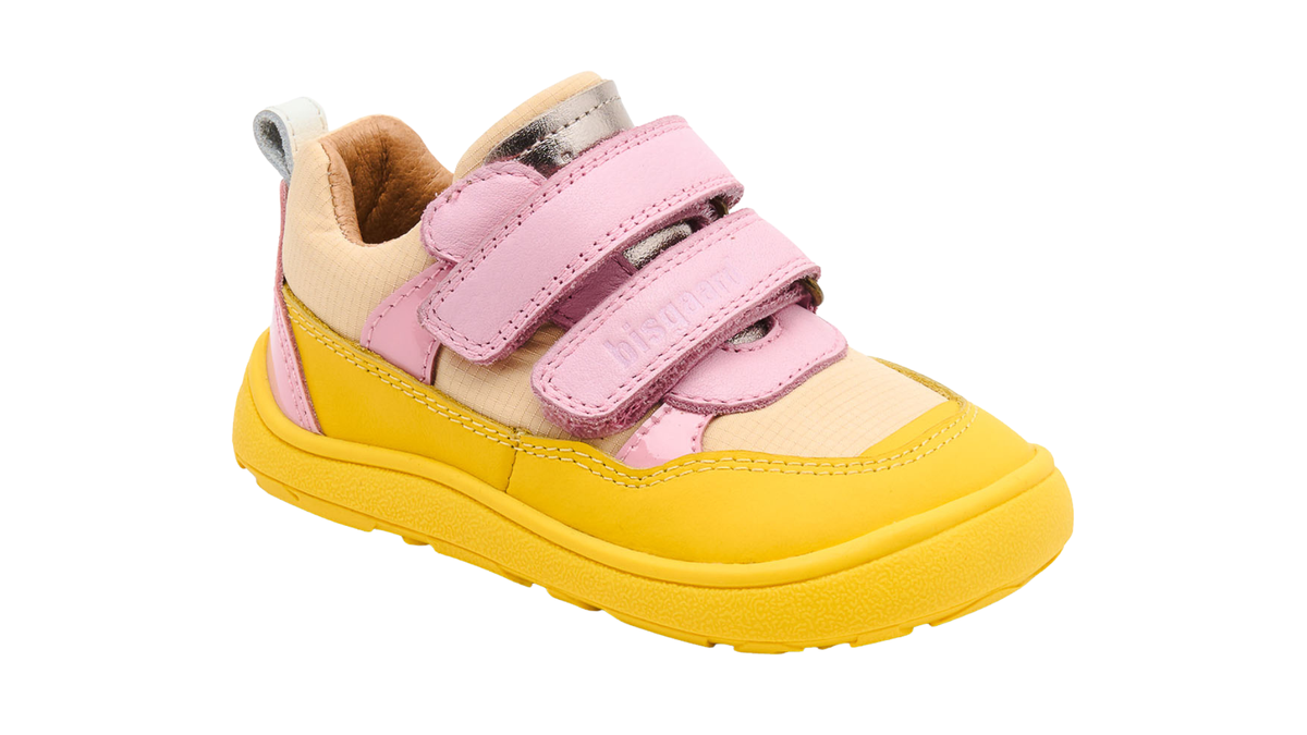 Barfußschuh mit drei Klettverschlüssen, breite Zehenbox, flexible Sohle, geschlossener Fersenbereich, niedriger Schaft, schräge Vorderansicht
