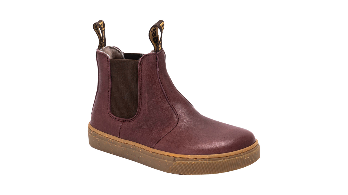 Barfußwinterstiefel mit elastischen Einsätzen, geschlossenen Zehen und geschlossener Ferse, schräge Vorderansicht.