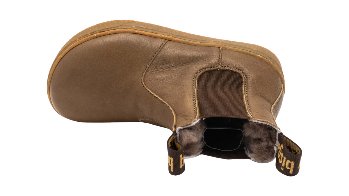 Barfußwinterstiefel mit elastischen Einsätzen und geschlossener Ferse, Draufsicht in den Schaft.