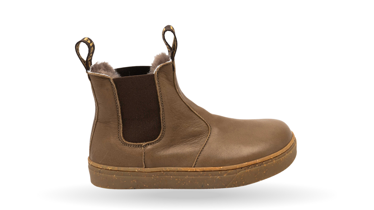 Barfußwinterstiefel mit breiter Zehenbox, elastischen Einsätzen und geschlossener Ferse, Seitenansicht außen.