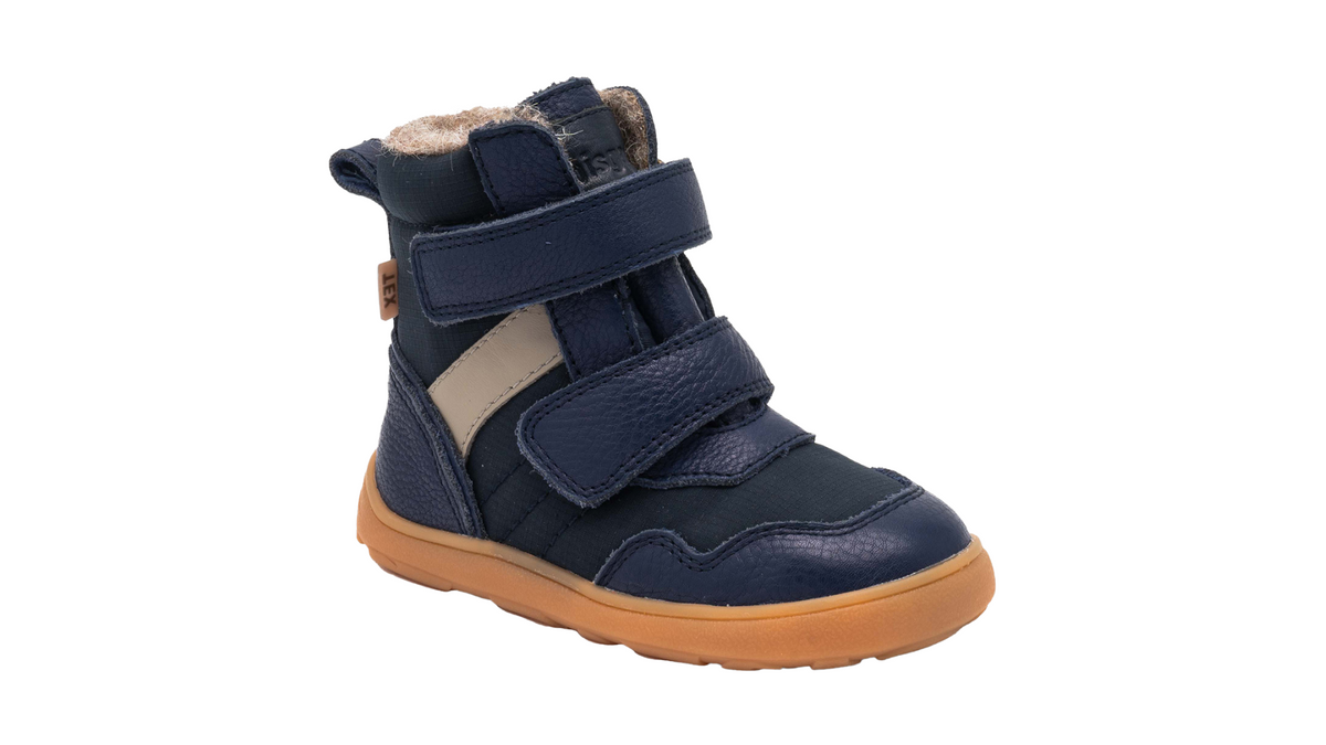 Barfußwinterstiefel für Kinder mit Klettverschluss, breiter Zehenbox und geschlossener Ferse, schräge Vorderansicht.