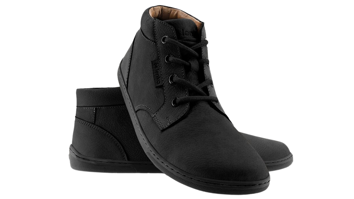 Knöchelhoher Barfußschuh für Erwachsene als Paar mit Schnürung und breiter Zehenbox, schräge Vorderansicht.