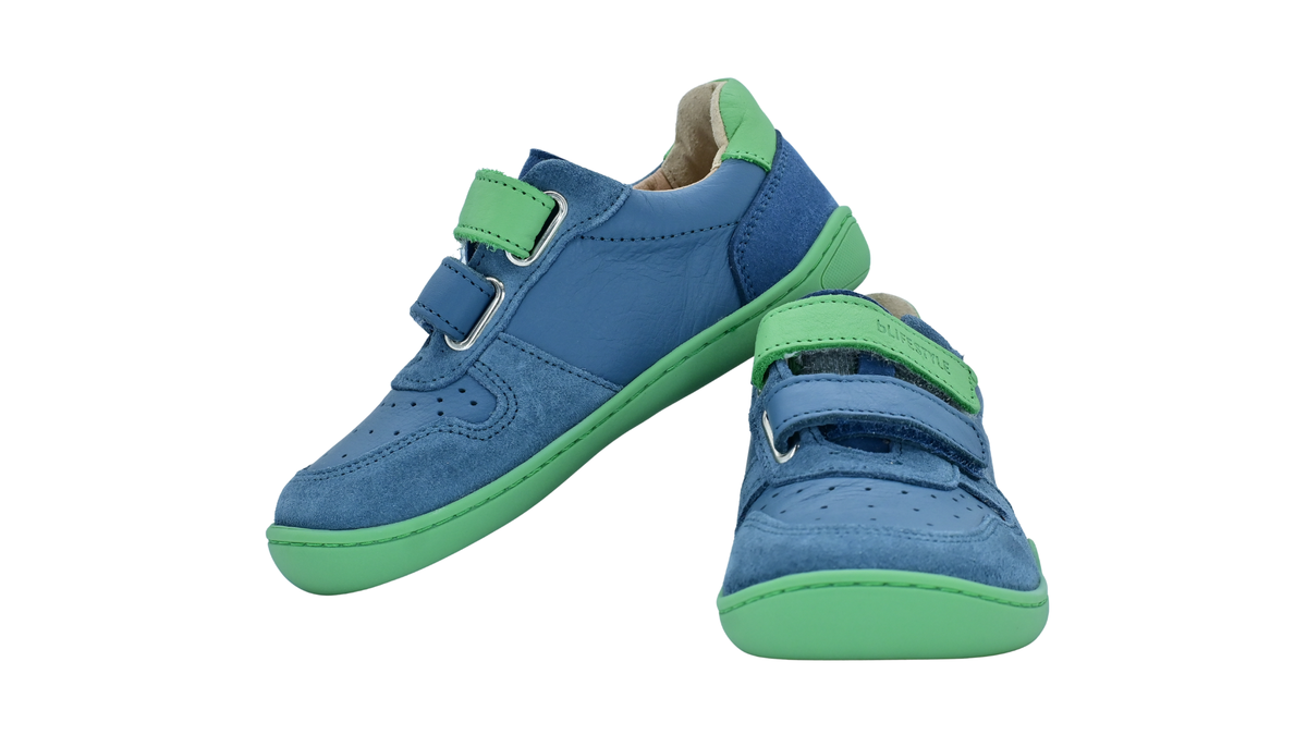 Kinder Barfußhalbschuh mit breiter Zehenbox, flexibler Sohle, zwei Klettverschlüssen, geschlossenen Zehen, geschlossener Ferse, Vorder- und Seitenansicht als Paar