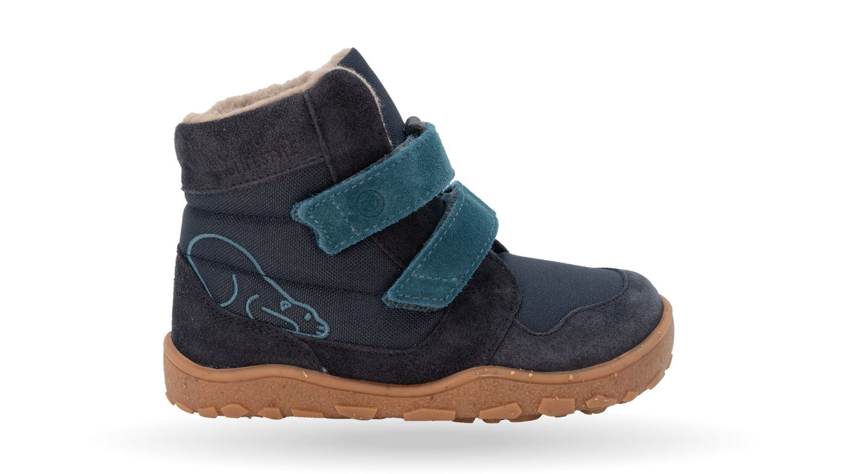 Barfußwinterstiefel mit zwei Klettverschlüssen, breite Zehenbox, flexible Sohle, geschlossener Fersenbereich, hoher Schaft, Seitenansicht außen