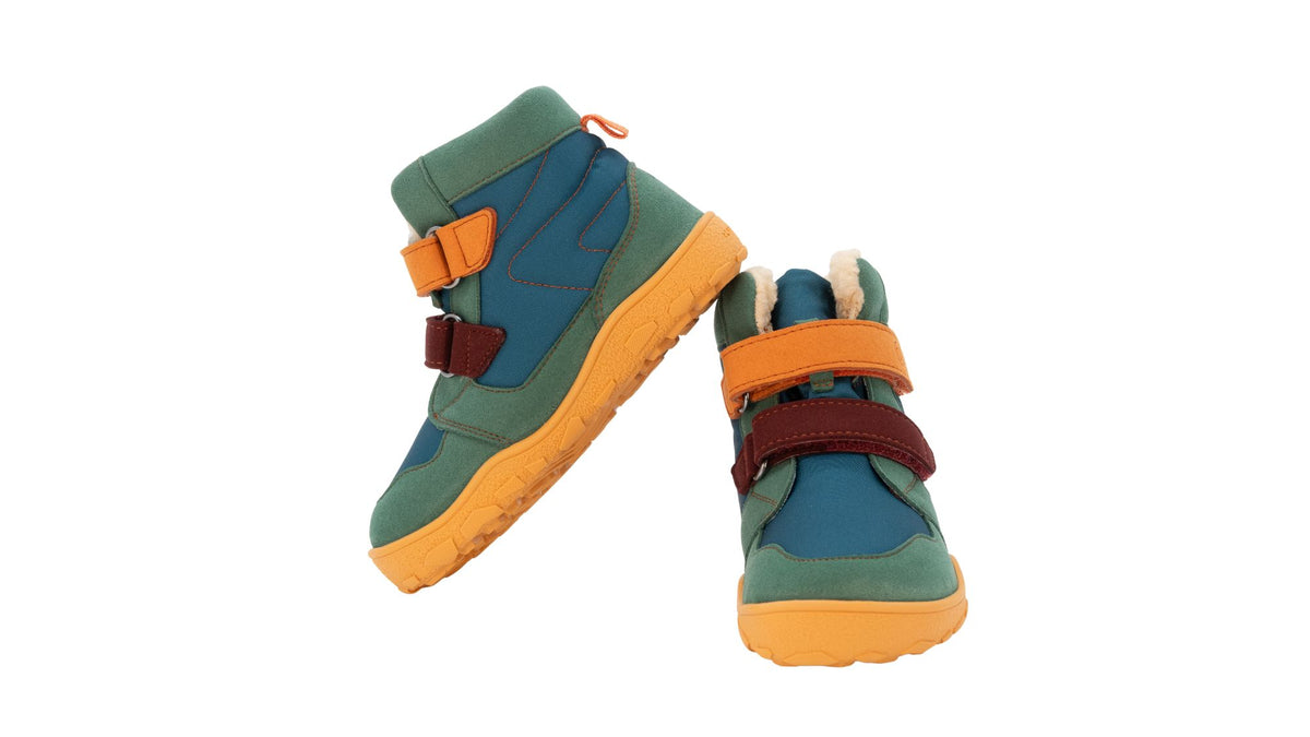 Barfußwinterstiefel als Paar mit zwei Klettverschlüssen, breite Zehenbox, schräge Vorderansicht