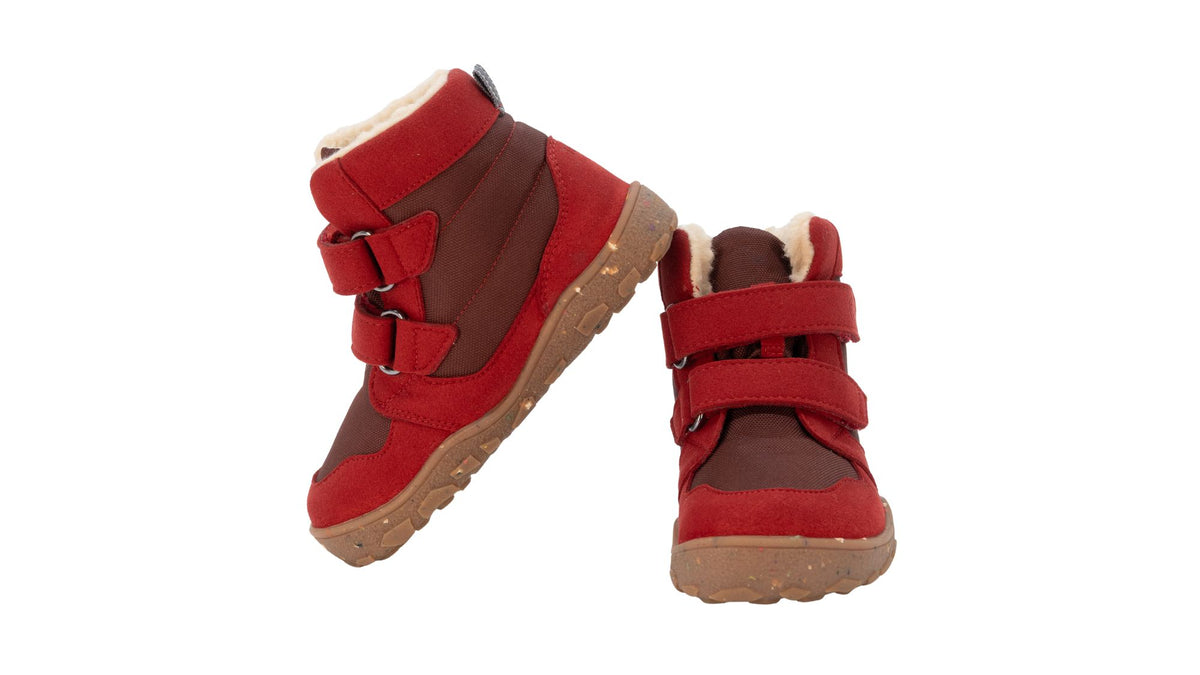 Barfußwinterstiefel als Paar mit zwei Klettverschlüssen, breite Zehenbox, schräge Vorderansicht