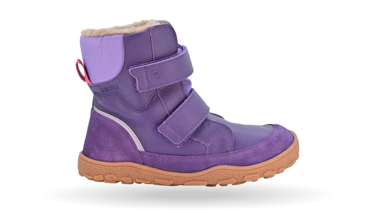 Barfußwinterstiefel mit zwei Klettverschlüssen, breite Zehenbox, flexible Sohle, geschlossener Fersenbereich, hoher Schaft, Seitenansicht außen