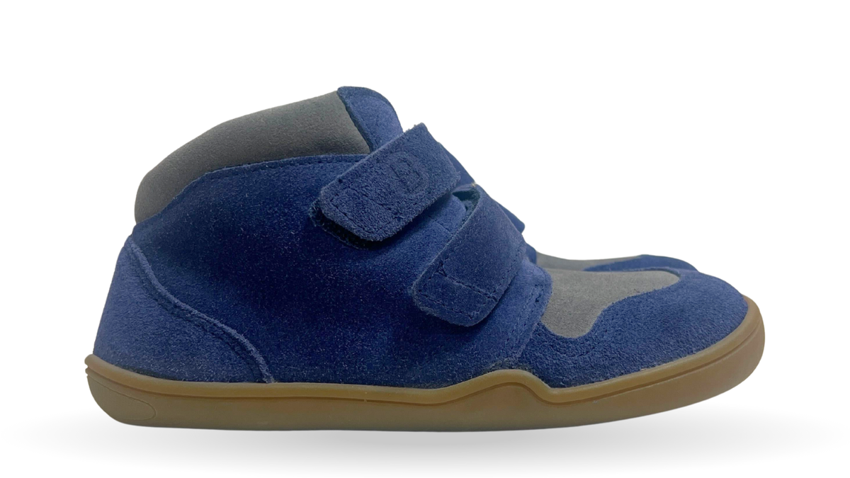 Knöchelhoher Barfußschuh für Kinder mit breiter Zehenbox, Klettverschluss, geschlossene Zehen, geschlossener Fersenbereich, Seitenansicht außen