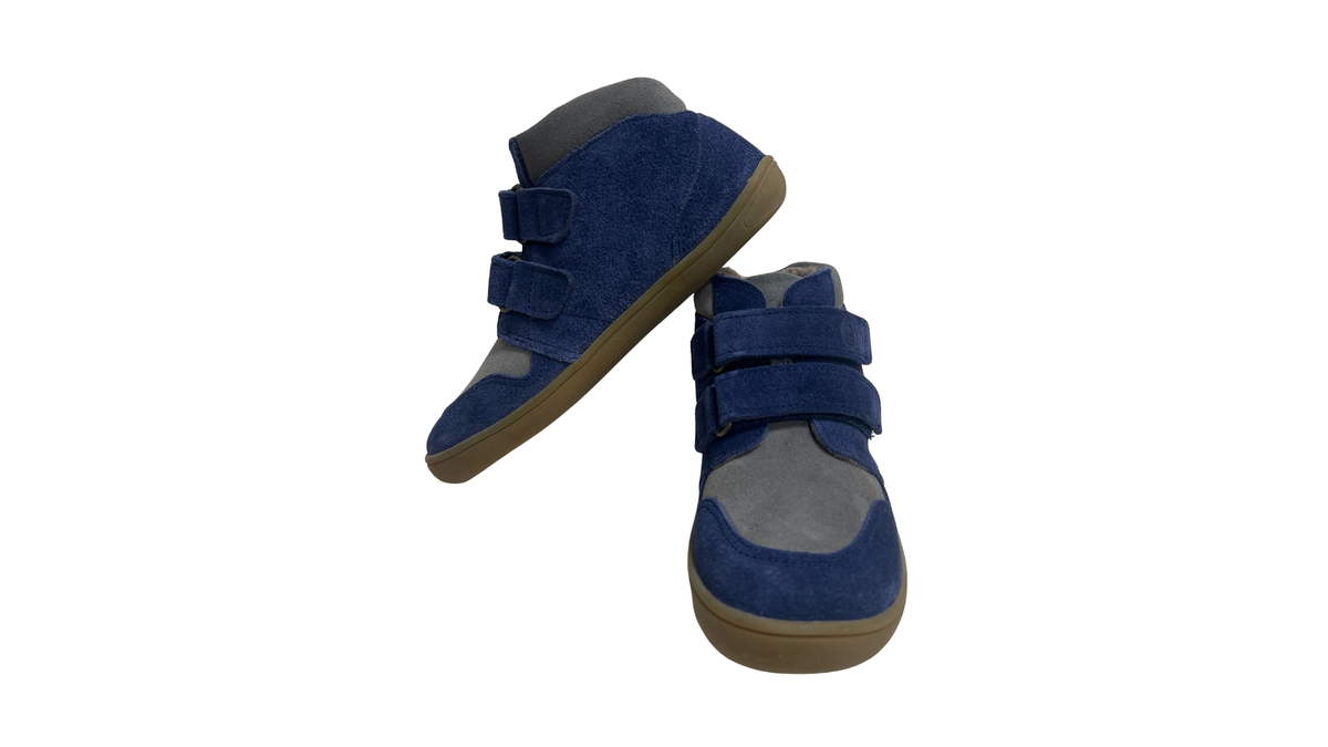 Knöchelhoher Barfußschuh für Kinder mit breiter Zehenbox, Klettverschluss, geschlossene Zehen, geschlossener Fersenbereich, schräge Vorderansicht als Paar