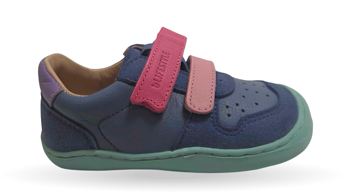 Barfußschuh mit zwei Klettverschlüssen, breite Zehenbox, flexible Sohle, geschlossener Fersenbereich, niedriger Schaft, Seitenansicht außen